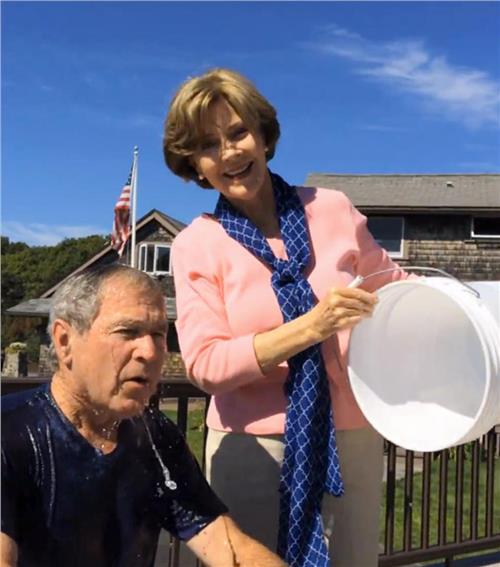 小布什冰桶 美国前总统小布什接受冰桶挑战点名叫板克林顿