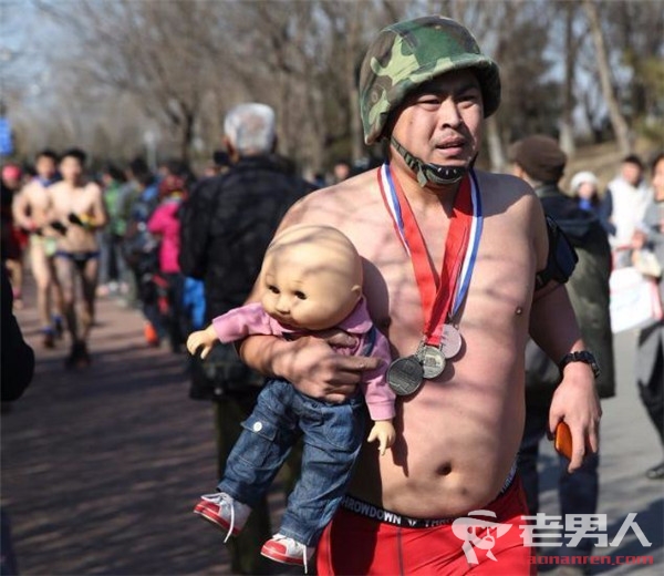 >北京光猪跑比赛 赤裸任性开跑造型吸睛点亮奥森