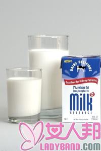 >小心牛奶误饮用 加速衰老还长肉