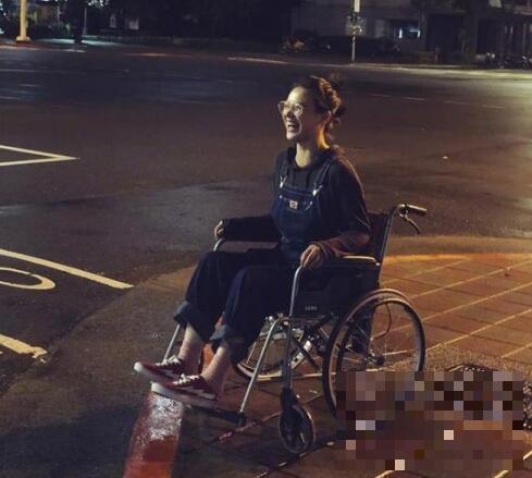 >马思纯坐轮椅现身台北街头：属于金马和小瘸腿的时光