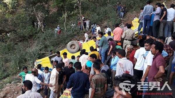 >印度校车坠入峡谷致30人死 目前已找到17具学生遗体