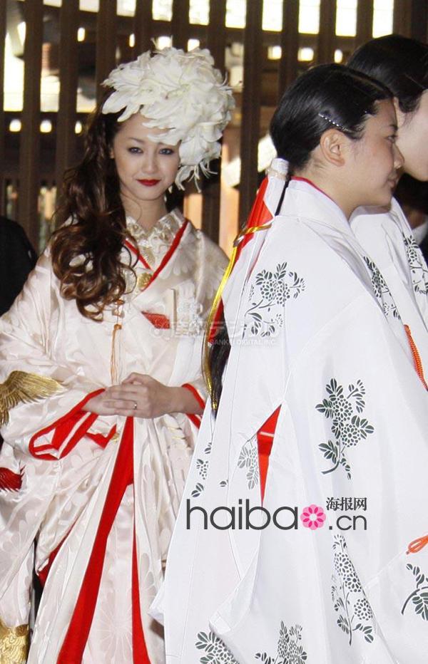 带你去看泽尻绘里香简单而华丽的婚礼穿着日本传统新娘礼服的绘里香是不是很美啊？