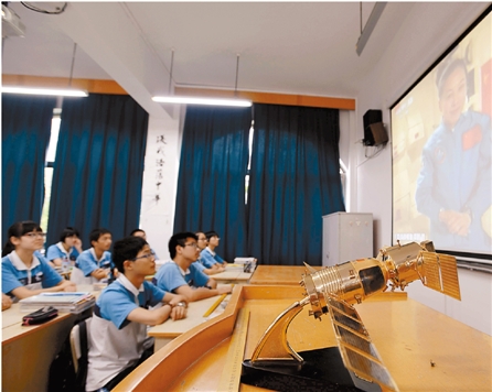 >王亚平上课 中国首次“太空授课” 王亚平上了一堂有趣的科学课