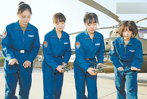 空军女飞行员何晓莉 我军首批陆航女直升机飞行员亮相 全从空军选调(图)
