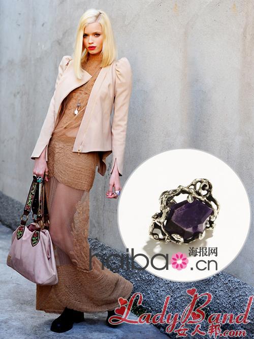 “珠宝控”超模阿比丽(Abbey Lee Kershaw)做起明星设计师，为澳大利亚珠宝品牌Mania Mania设计紫水晶戒指，一起来为她的作品打打分！