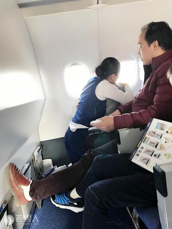 深圳一航班旅客因害怕不适 空姐跪地环抱15分钟