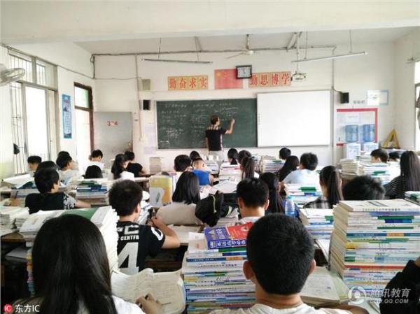 >范敏翻译教学 盲眼教师坚持教学 学生当翻译读题他板书解题