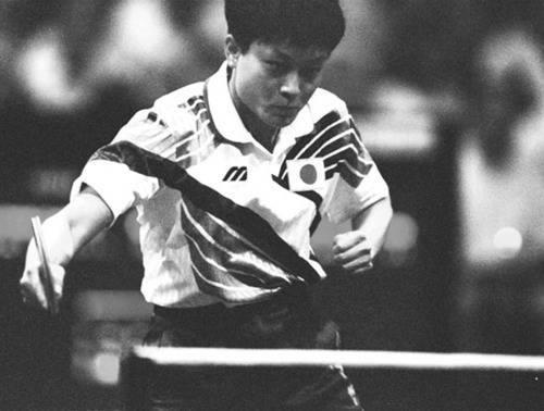 小山智丽战胜中国乒乓球运动员邓亚萍