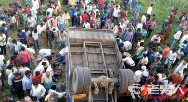>印度客车坠桥事故 至少10人死亡35人受伤
