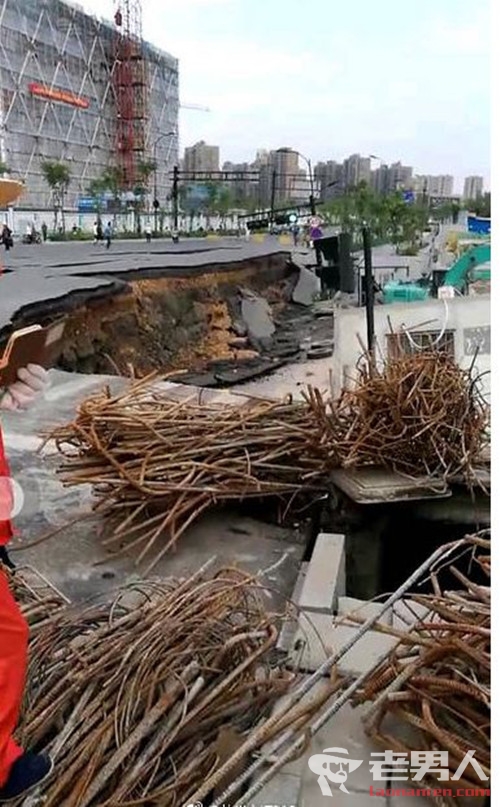 杭州三墩路面塌方 一台挖掘机掉了下去