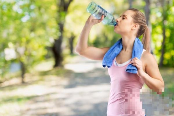 经期喝水减肥方法 让你喝着轻松瘦身成功