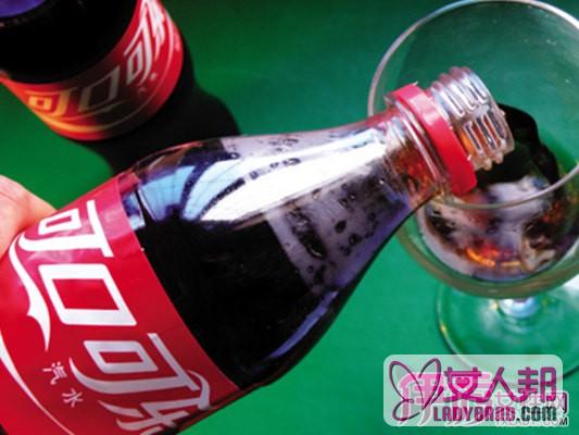 >知道过量饮用可口可乐的危害吗？ 长期喝可乐的会怎样呢？