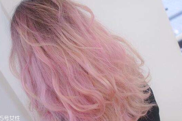 >粉色发色显黑吗 粉色发色可以维持多久