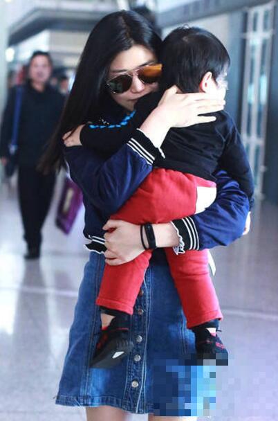 陈妍希身穿牛仔裙造型清爽可人 抱儿子现身机场 全程摸头抚背超有爱