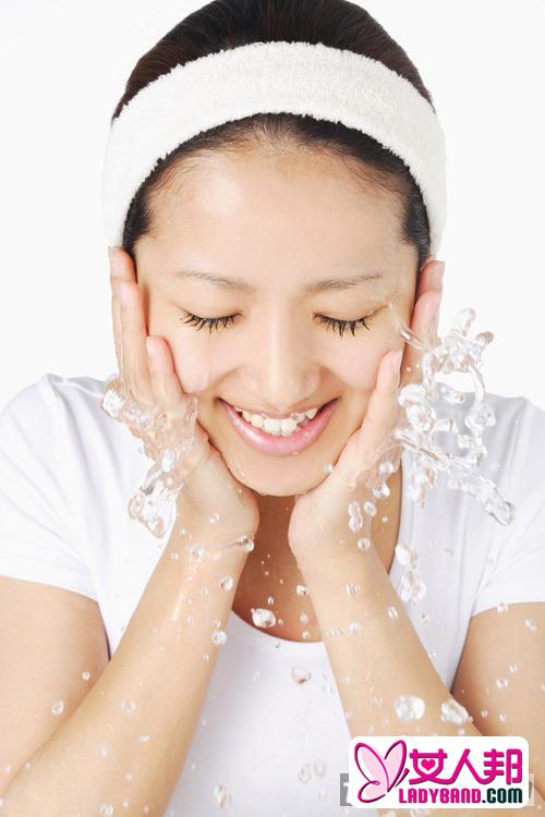 夏季保湿控油护肤小窍门 恢复白瓷光滑水嫩肌肤