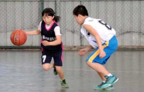 范蕊雅篮球 绵阳小女孩范蕊雅打篮球走红 被誉为12岁女乔丹