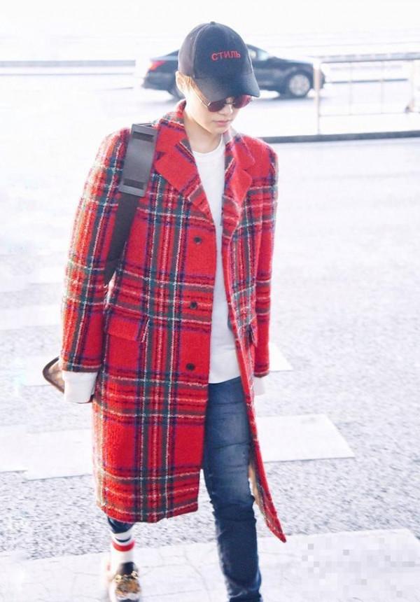李宇春现身机场，身着红色格子大衣，非常时尚炫目
