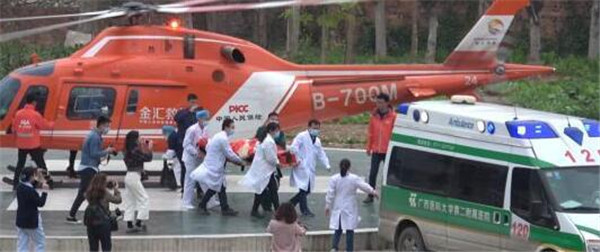 广西一小车坠崖致1人重伤 直升机运送伤者直抵省医院
