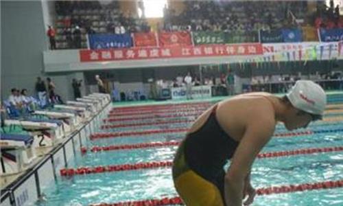 世泳赛男子50米仰泳 傅园慧吃止疼药参加女子50米仰泳获得小组第一