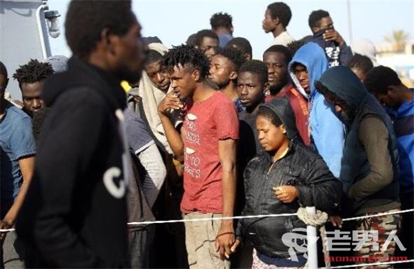 利比亚海军救起300多名偷渡者 偷渡人员主要来自亚非国家
