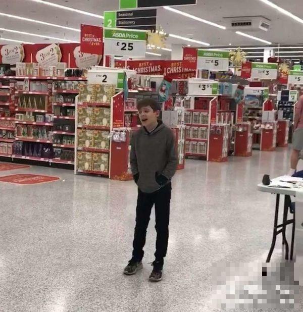 自闭症男孩在超市里唱了一首歌，惊艳到有人要请他出唱片