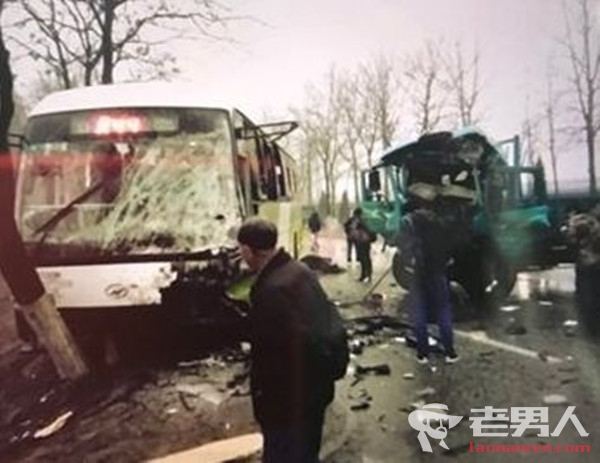 >货车逆行撞公交 致15人受伤正在医院接受治疗