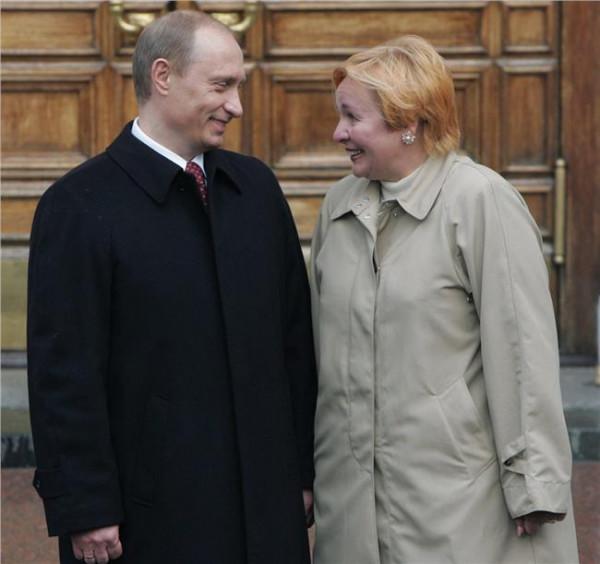 英拉普京 普京总统为什么要离婚 俄总统普京女儿现状 普京会见英拉失态图