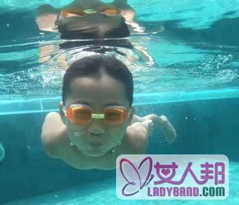 【如何学游泳】几岁学游泳最好_怎么学自由泳