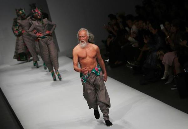 【80岁老人王德顺模特身材】老模特王德顺去世 中国最时尚的老人  t台走秀秀肌肉