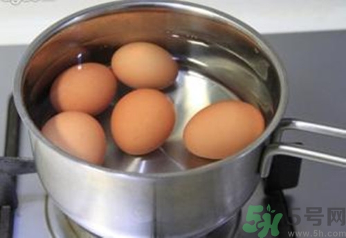 刚煮熟的鸡蛋可以拿凉水冲吗?凉水冲鸡蛋的坏处