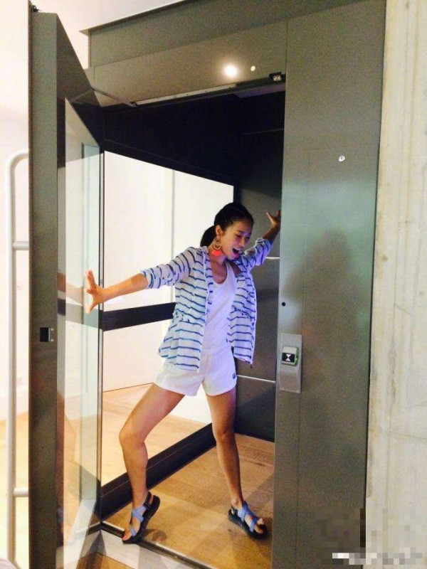 江一燕在电梯里凹造型拍照, 网友: 脚趾成功抢戏