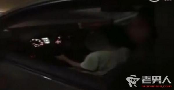 男子抱娃车库开车视频热传 网友批评男子的行为