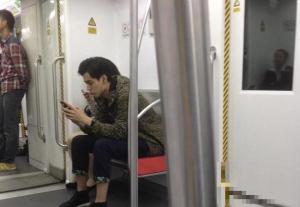 网友三年前在地铁偶遇胡一天 俊俏脸庞在地铁里十分惹人瞩目