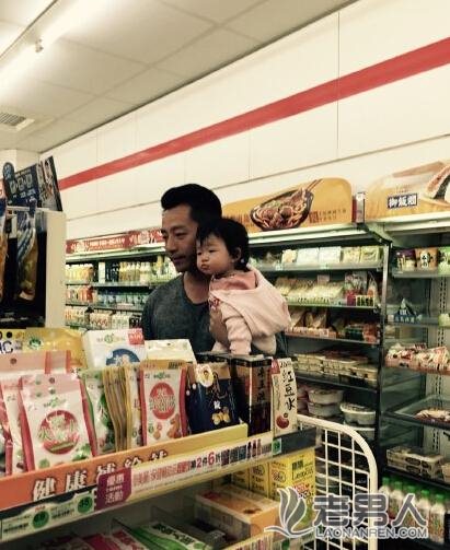 汪小菲抱女儿逛超市 小玥儿见美食嘟嘴可爱（图）