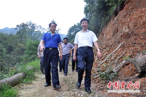 怀化市副市长胡长春节前走访慰问扶贫村
