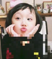 张丹峰洪欣为女儿庆4岁生日 小寿星精致可爱娇俏吐舌萌翻了