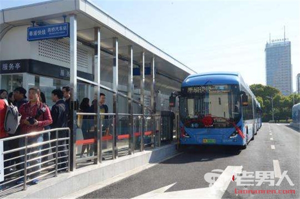 上海首条BRT正式通车 站台采用无线快充技术