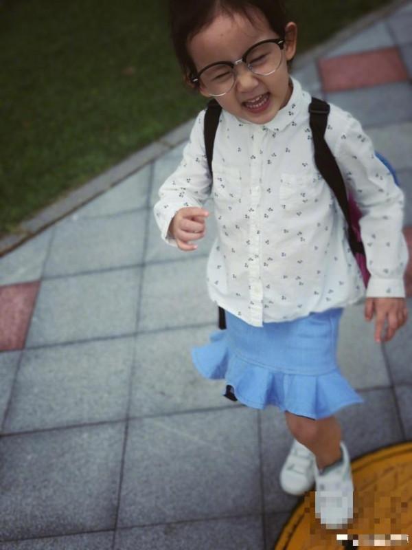 黄磊接女儿放学 多妹戴着眼镜可爱指数爆棚