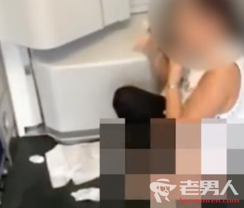 飞机起飞前不能上厕所 女子在飞机地板上解内急