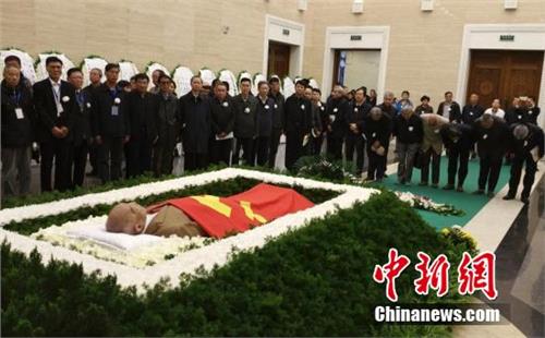 杜润生追悼会在京举行 民众跪拜挥泪送别