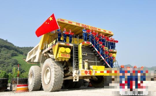 江西铜矿工人迎国庆：220吨巨型卡车上诵《可爱的中国》