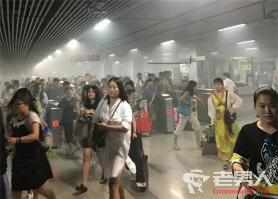 >上海地铁1号线徐家汇站突冒浓烟 具体是怎么回事