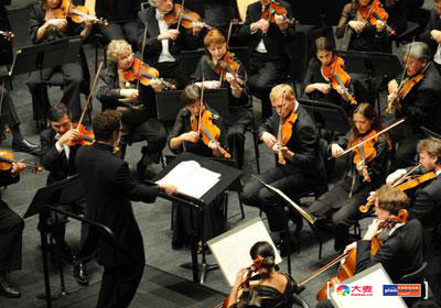 邓泰山乐评 钢琴家邓泰山与法国卢瓦尔大区国立管弦乐团音乐会