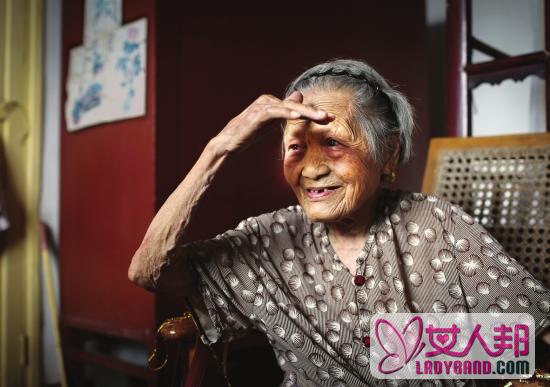 >109岁女老兵欲寻亡夫旧照 志愿者在台湾找到