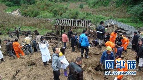 >云南武警方红霄 武警云南总队230余名武警官兵驰援彝良[组图]