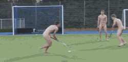 英国大学众男全裸打曲棍球 撑同性恋反恐同症（组图）