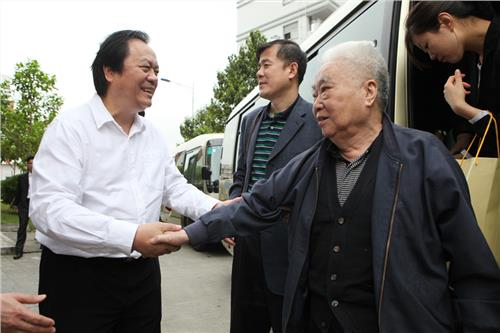 彭佩云与王 原全国人大副委员长王汉斌、彭佩云一行来访华大基因