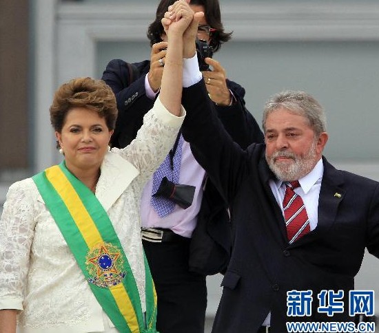 >巴西女总统被剥光衣服 巴西女总统罗塞夫