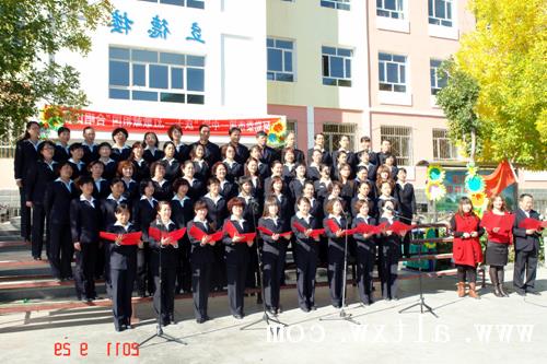 >蒙古族女歌唱家阿拉泰 唱红歌 绣党徽 新疆阿勒泰各族妇女为党献真情