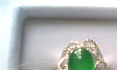 18k翡翠戒指戒指 环卫工人高存福捡到了一枚翡翠戒指物归原主